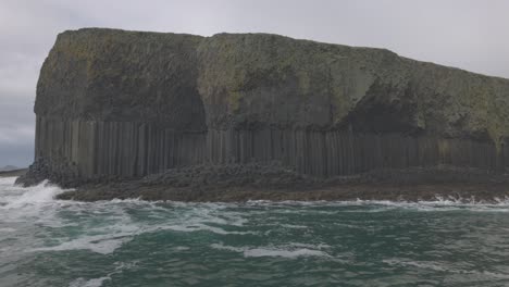 Langsame-Kamerafahrt-An-Der-Fingals-Höhle-Vorbei,-Die-Die-Basaltfelsen-Auf-Der-Insel-Staffa-Zeigt