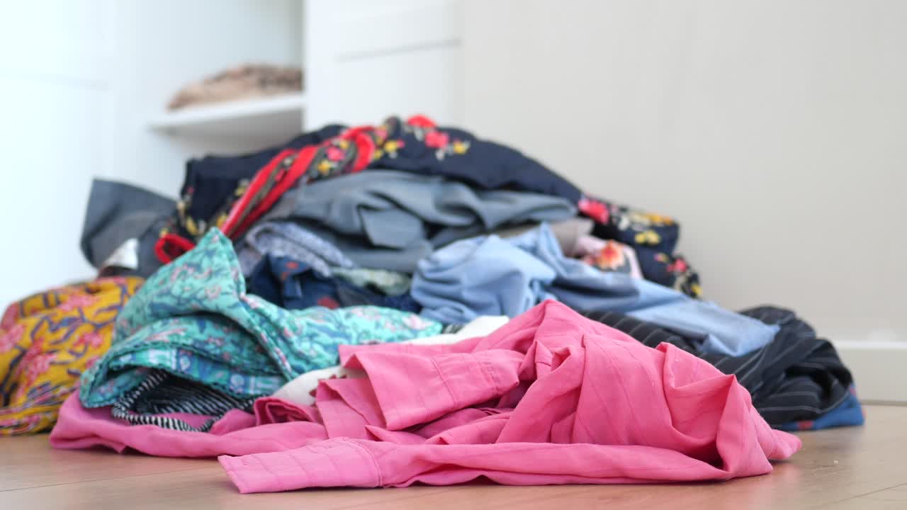 바닥에 옷 한 어리