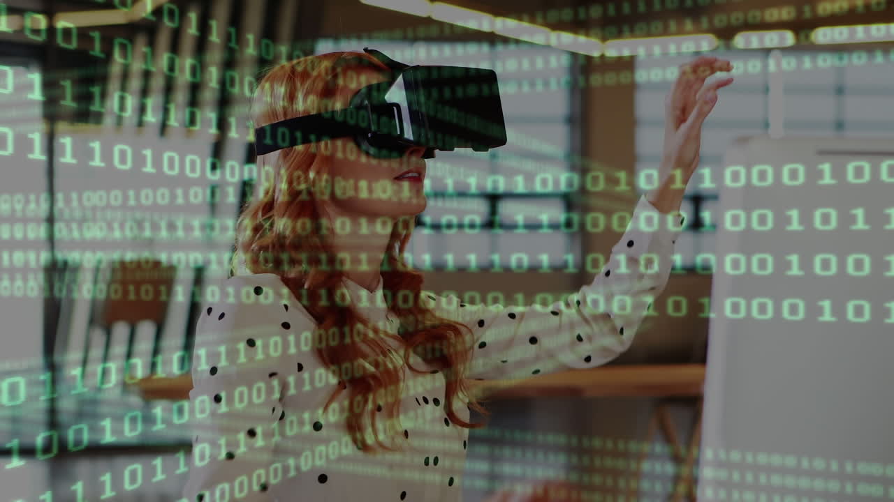donna che indossa un auricolare di realtà virtuale con codici binari