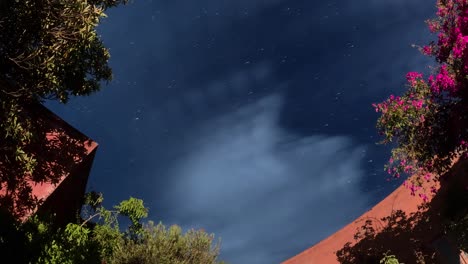 rastro de estrellas en un pequeño pueblo en la montaña