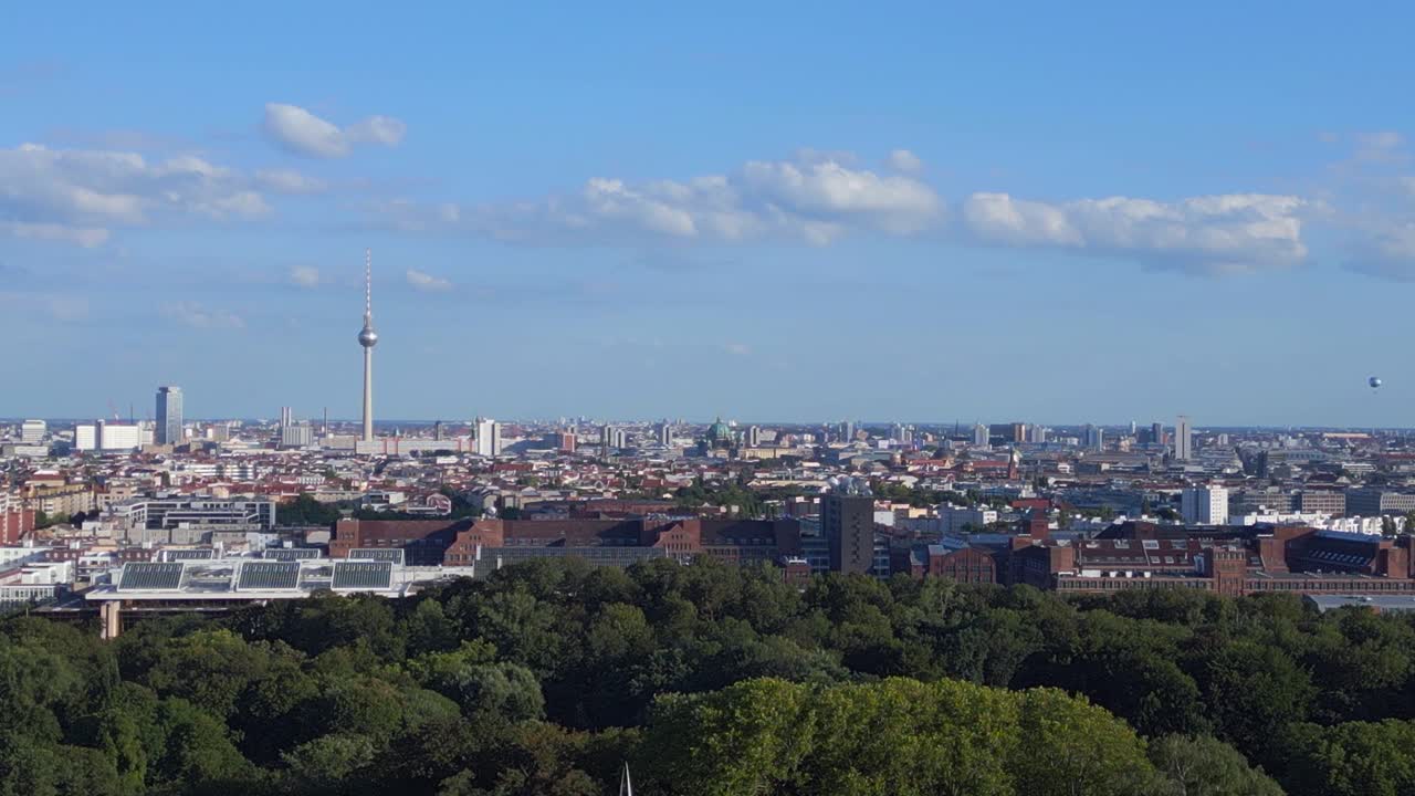 Bedste luftfoto ovenfra af Flaktårnet Humboldthain Bunker fra Anden Verdenskrig, Berlin Mitte, sommer 2023.