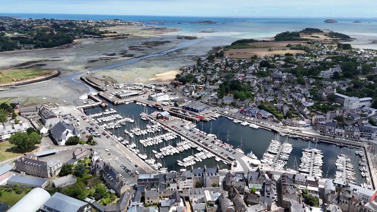 Port de Paimpol, Bretagne, Frankrig. Historisk havn, drone luftfoto set bagfra.