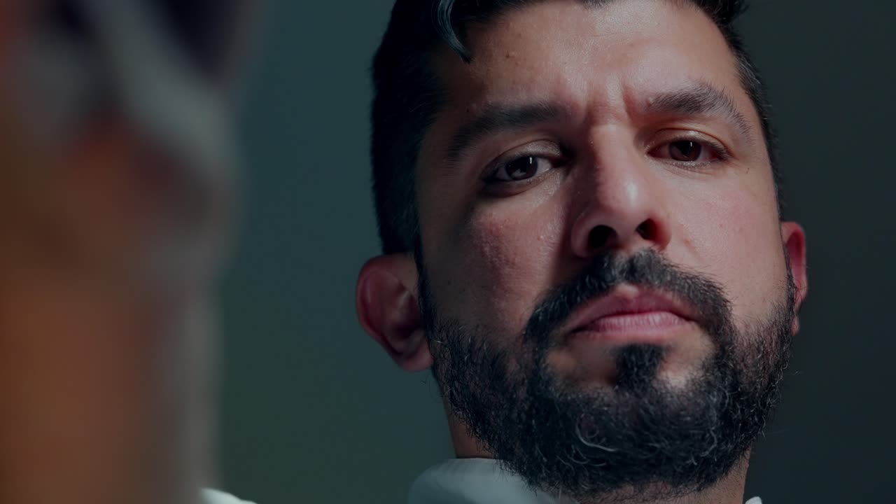 el hombre deja caer flores rojas con la cara seria