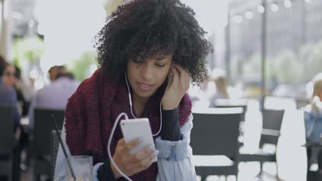 mujer joven escuchando musica
