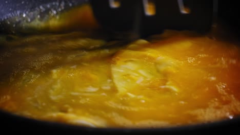 cocinar huevos revueltos frescos en una sartén