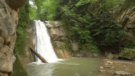 Magnífica-Cascada-De-Pruncea-Escondida-En-El-Bosque-De-Verano,-4k