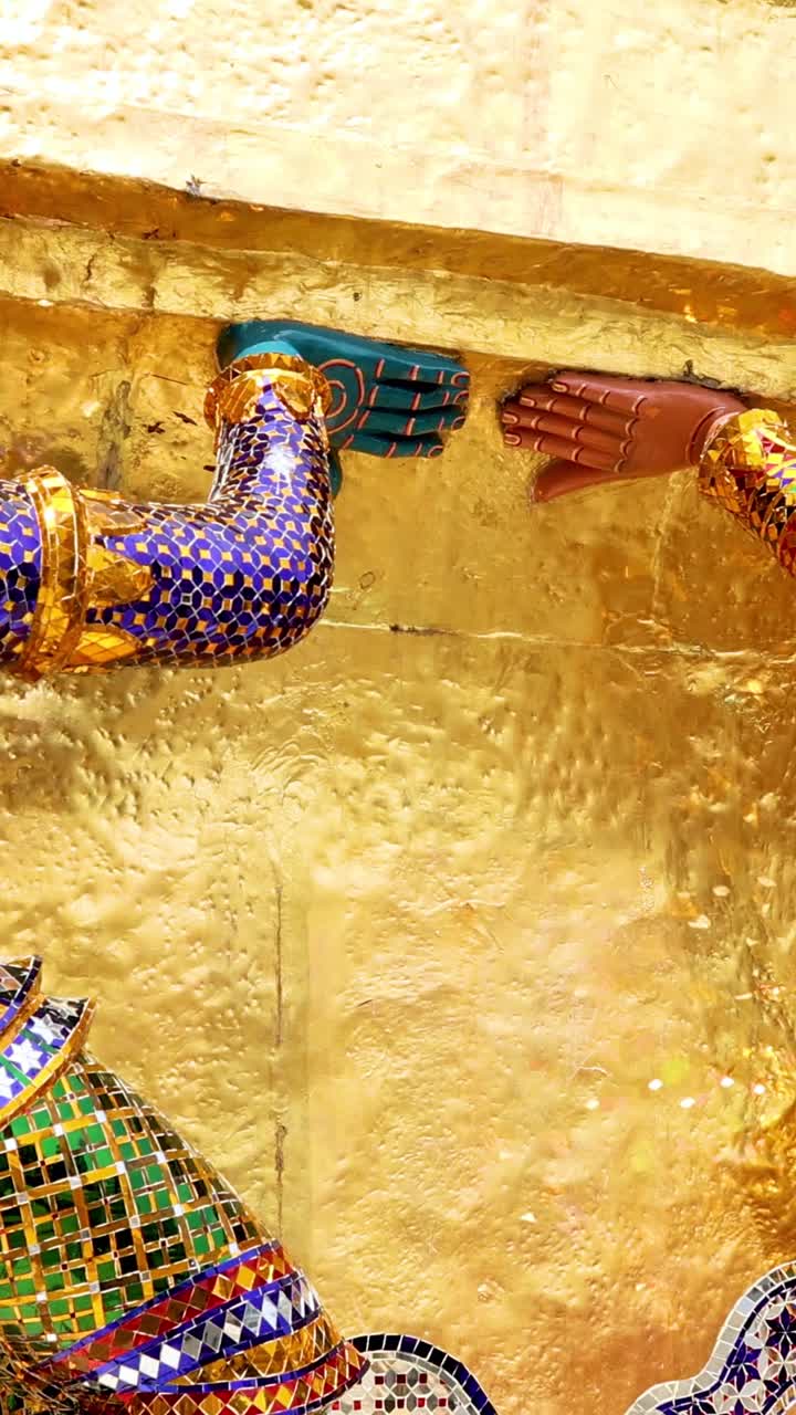 estatuas coloridas en un templo de bangkok