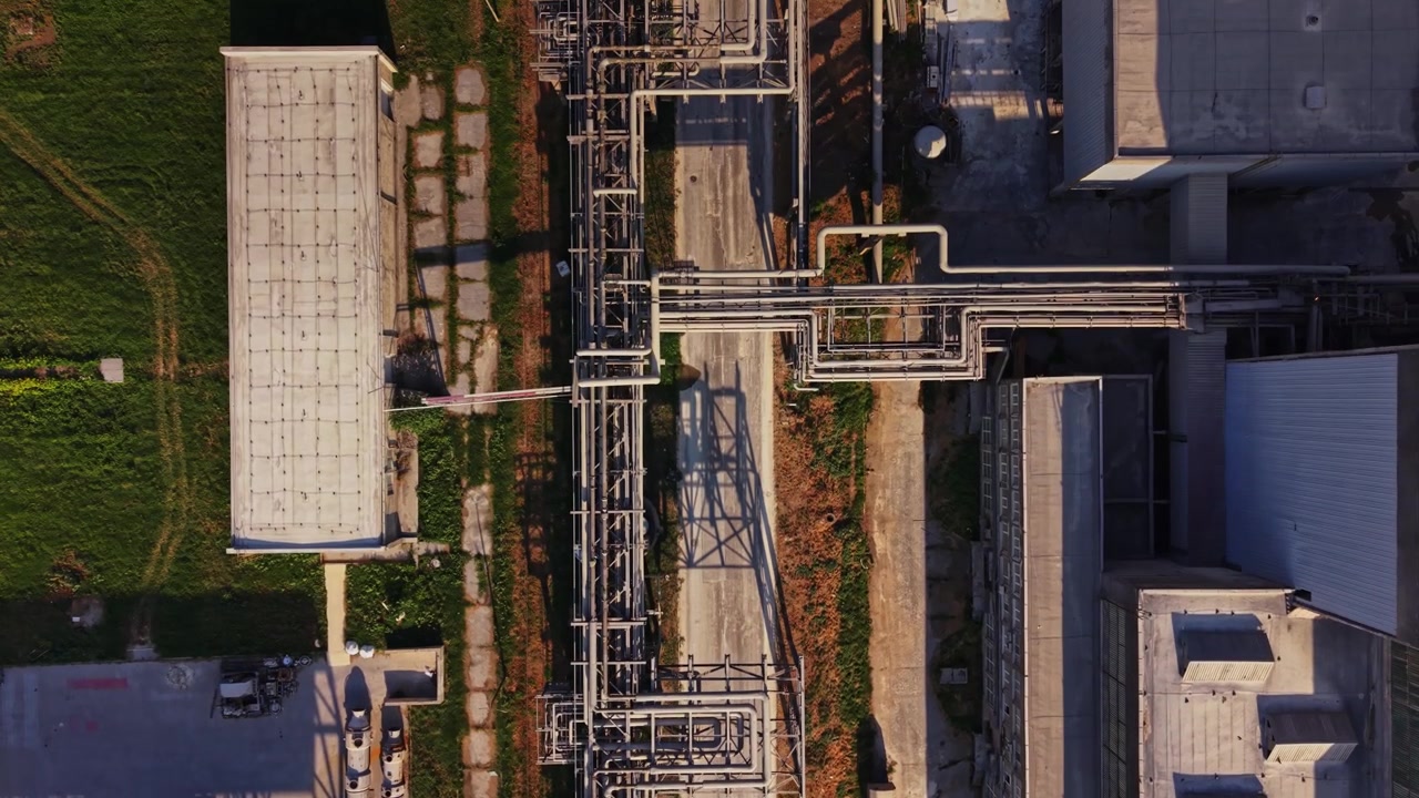Area industriale con tubi e strade di giorno