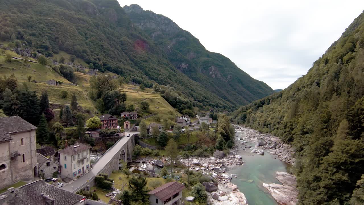 빙하 계곡을 통해 비행하는 fpv 공중 드론 영상