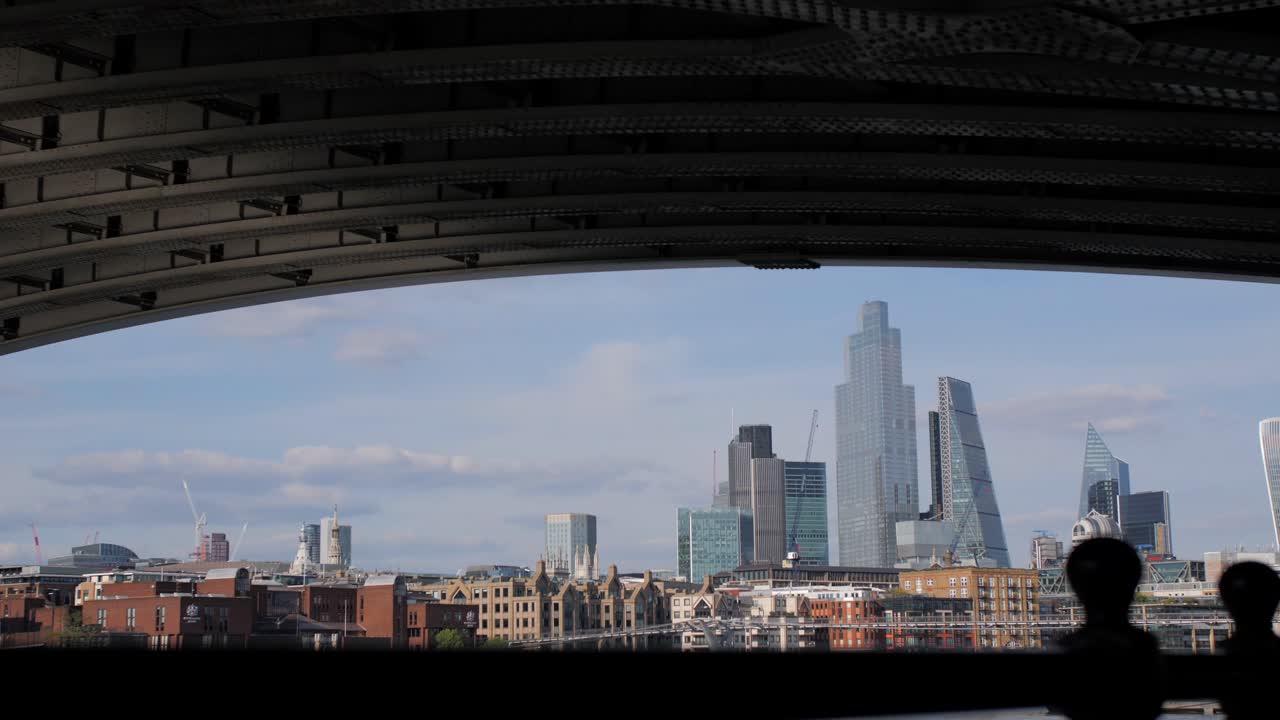 Sliding view of London and Millennium Bridge
