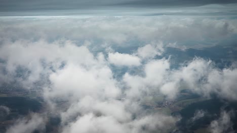 volando por encima de las nubes blancas