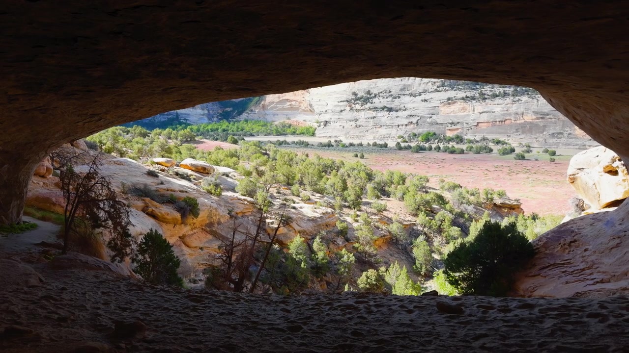 Alcova della Grotta Signature, alcova naturale di roccia che si affaccia sul terreno del canyon e sulla valle del fiume sottostante, inquadratura statica media