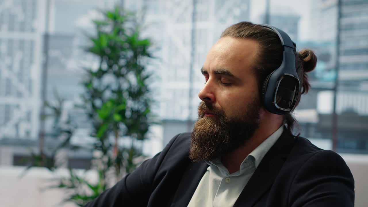 Video verticale Dirigente uomo che si rilassa durante una pausa di lavoro usando la terapia del suono per ridurre lo stress