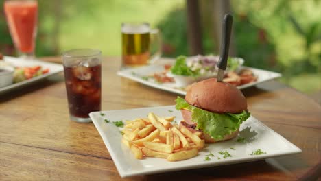 Hamburger-Mit-Pommes-Und-Erfrischungsgetränk,-Sommertag,-Neben-Ceviche