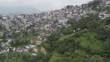 vista de la ciudad de la colina de gran altitud en la india