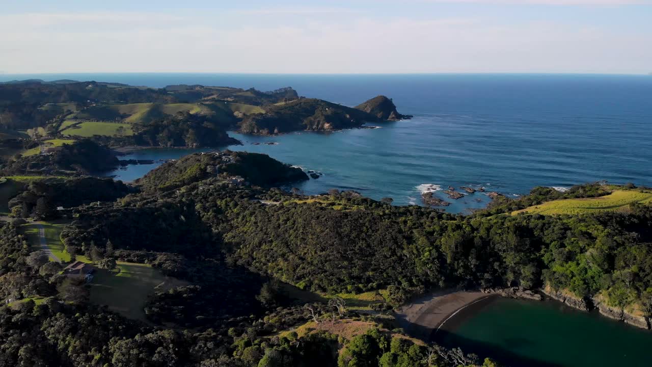 뉴질랜드 의 투투카카 항구 를 둘러싸고 있는 울창 한 언덕 의 멋진 풍경 은  ⁇ 은 오후 에 - 공중 드론