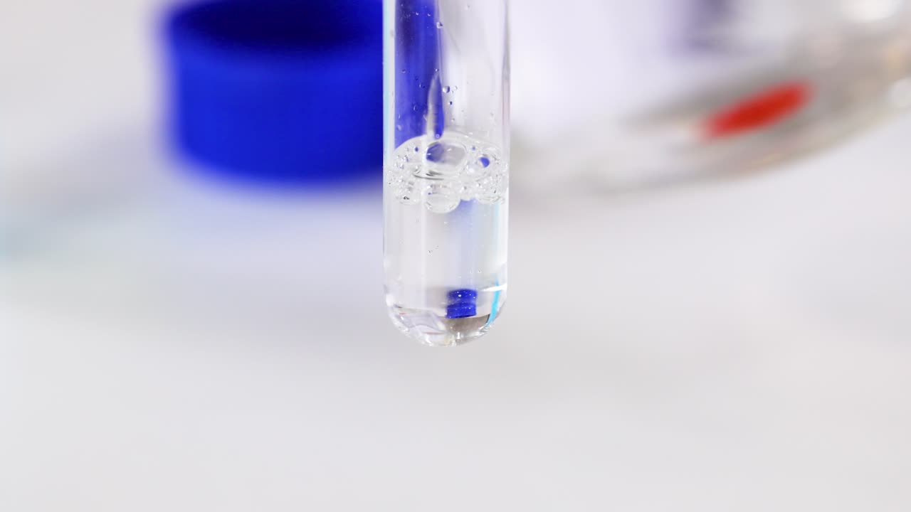 observación de una reacción química en un tubo de ensayo