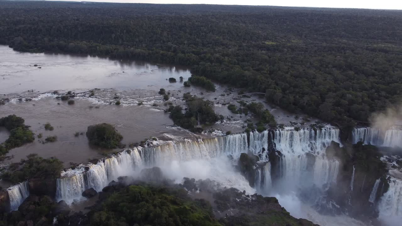 agua chocando por la cascada del iguazú con niebla