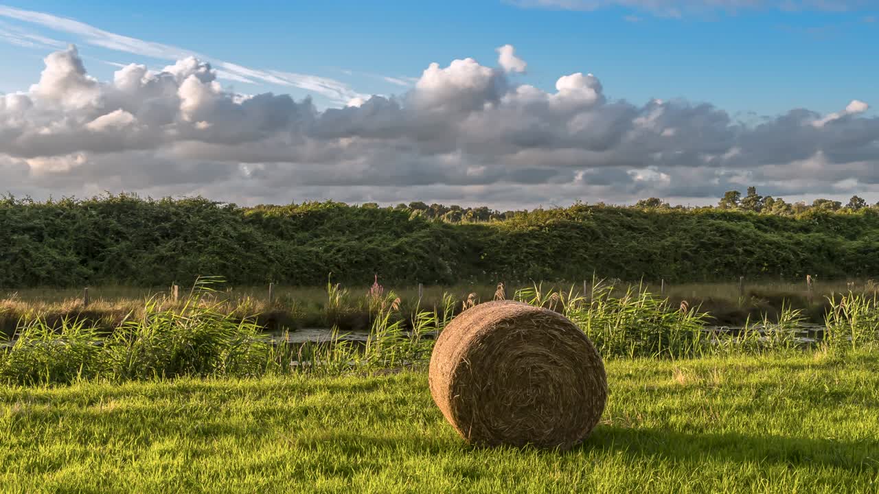 En rullet høyball på et jorde i Normandie
