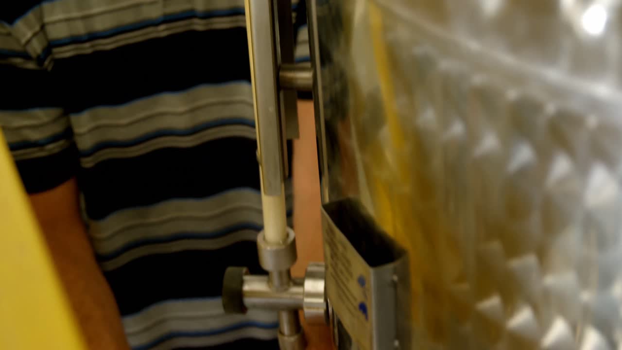 공장에서 일하는 남성 노동자 4k