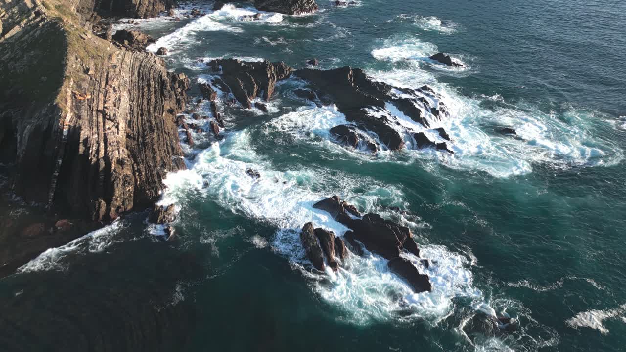 acantilados de la costa de portugal, vista aérea de drones de olas rompiendo rocas