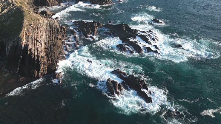 falésias da costa de portugal, drone vista aérea de ondas quebrando rochas