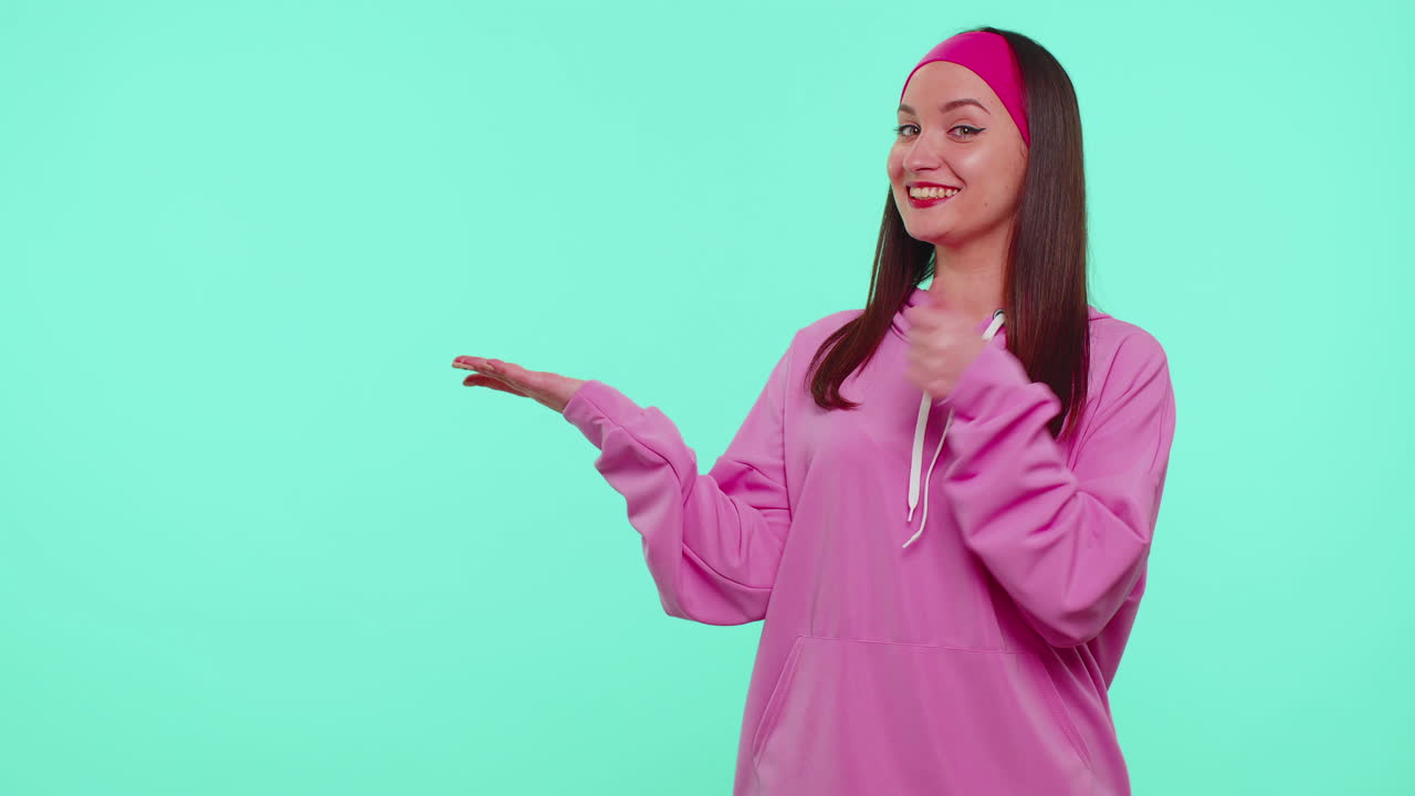 lugar vacío señalado por la niña, área publicitaria para texto comercial, espacio de copia para promoción de bienes