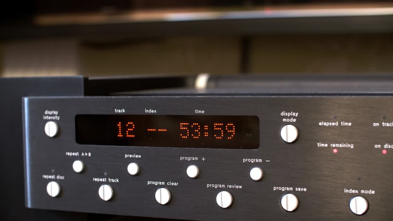 cd 플레이어 를 열는 것 의 근접적 인 모습