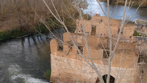 molino de agua viejo y abandonado