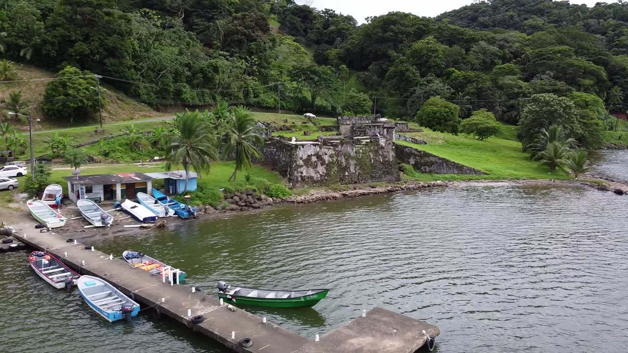 volando hacia la antigua ruina en colón, panamá