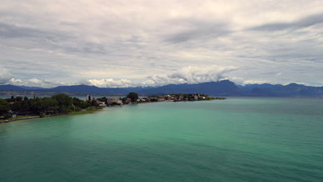 vista aérea con un dron del castillo de scaligero, construido en la segunda mitad del siglo xiv en la parte más meridional del lago de garda en el norte de italia - 4k stockvideo