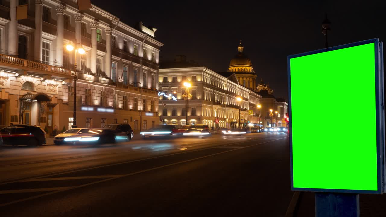 зелёный экран рекламного щита на ночной улице европейского города.