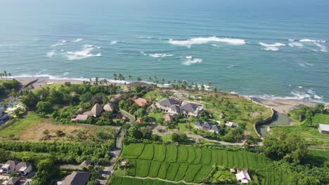 Hermosa-Villa,-Ubicada-En-La-Costa-Del-Océano-índico-En-Canggu,-Bali-Indonesia