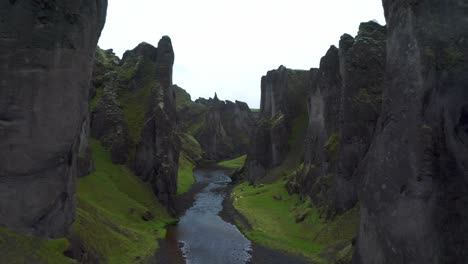 cañón fjaðrárgljúfur en la costa sur de islandia - toma aérea de drones