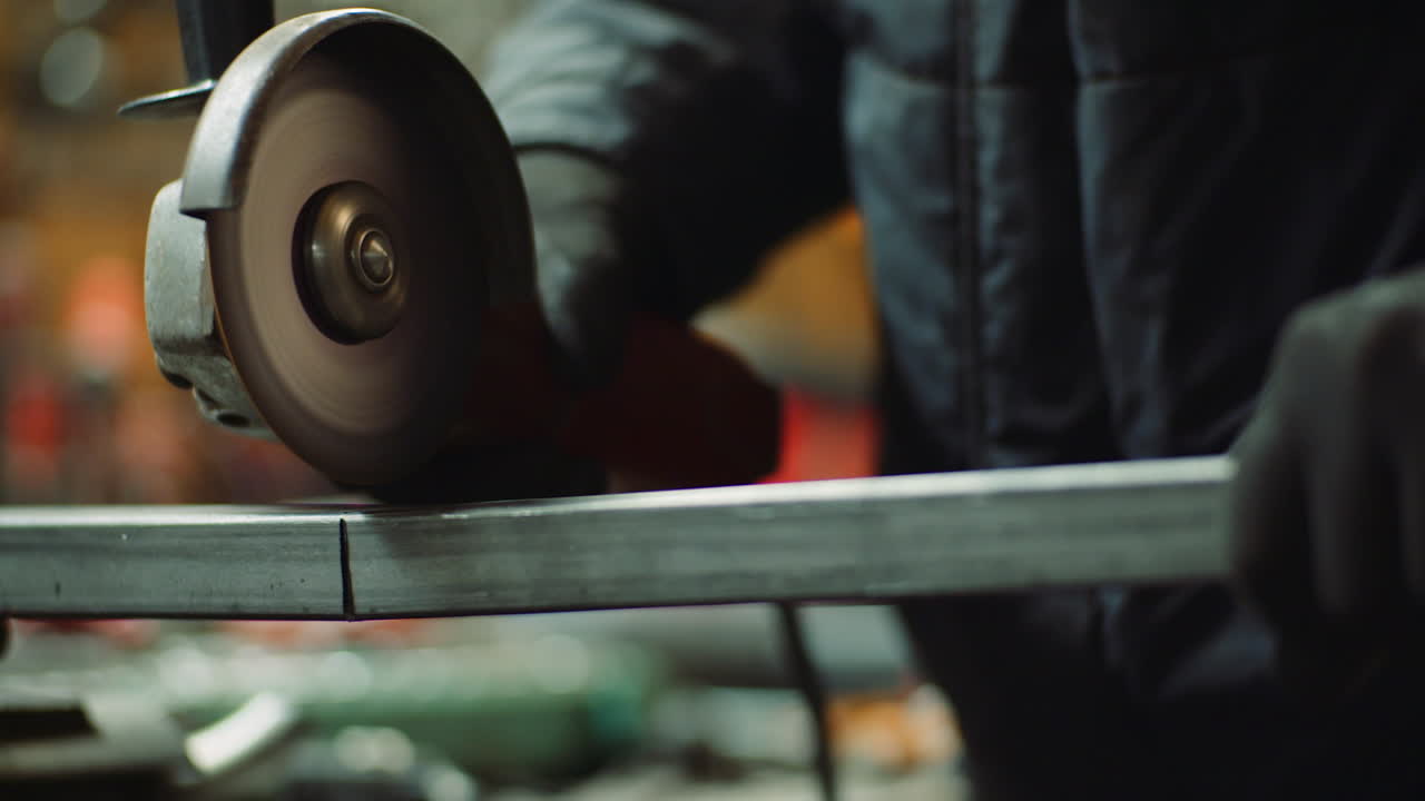 amoladora angular cortando metal en el taller 27