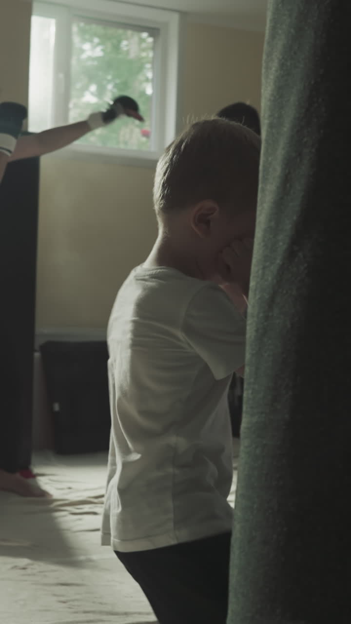 어린아이들은 스포츠 클럽에서 어른들과 함께 싱백을 치고, 숙련된 운동선수들과 함께 체육관에서 느린 동작으로 운동을 합니다.