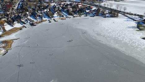 Gente-Divirtiéndose-En-Un-Lago-Congelado-En-Un-Soleado-Día-De-Invierno-En-Los-Países-Bajos