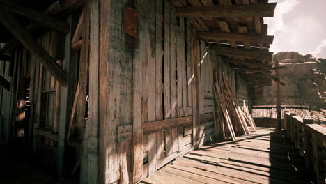 vieja estructura de madera bajo la luz del sol brillante en un entorno rústico