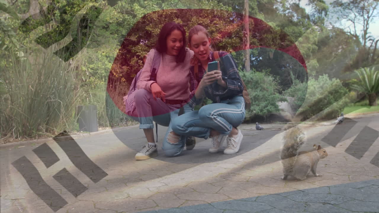 남한의 발을 그린 애니메이션으로 두 인종의 여성 부부가 사진을 찍고 있다.