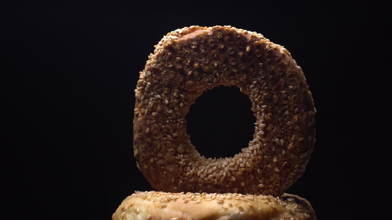 세자미 씨을 는 신선한 베이글, 검은 배경, 극심한 클로즈업