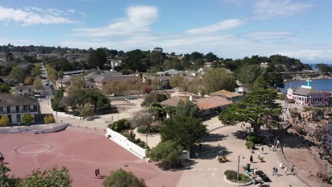 Toma-Aérea-Panorámica-Baja-De-La-Histórica-Casa-Personalizada-De-1800-En-Monterey,-California