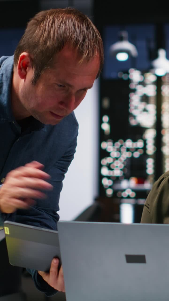 Multietnisk budgethold ser på tal og salg på computeren i en vertikal video