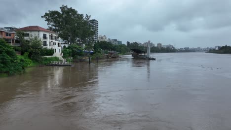 Toma-De-Drones-De-ángulo-Bajo-De-La-Terminal-De-Ferry-De-Cat-Boat-De-La-Ciudad-Destruida-2