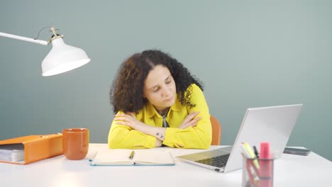 The-young-woman-who-fell-asleep-in-front-of-a-laptop.