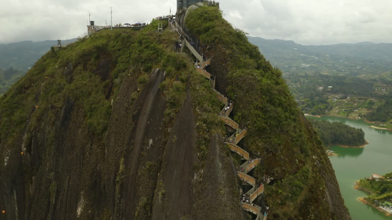 vista de cerca de la piedra del penol, la famosa roca de guatapé