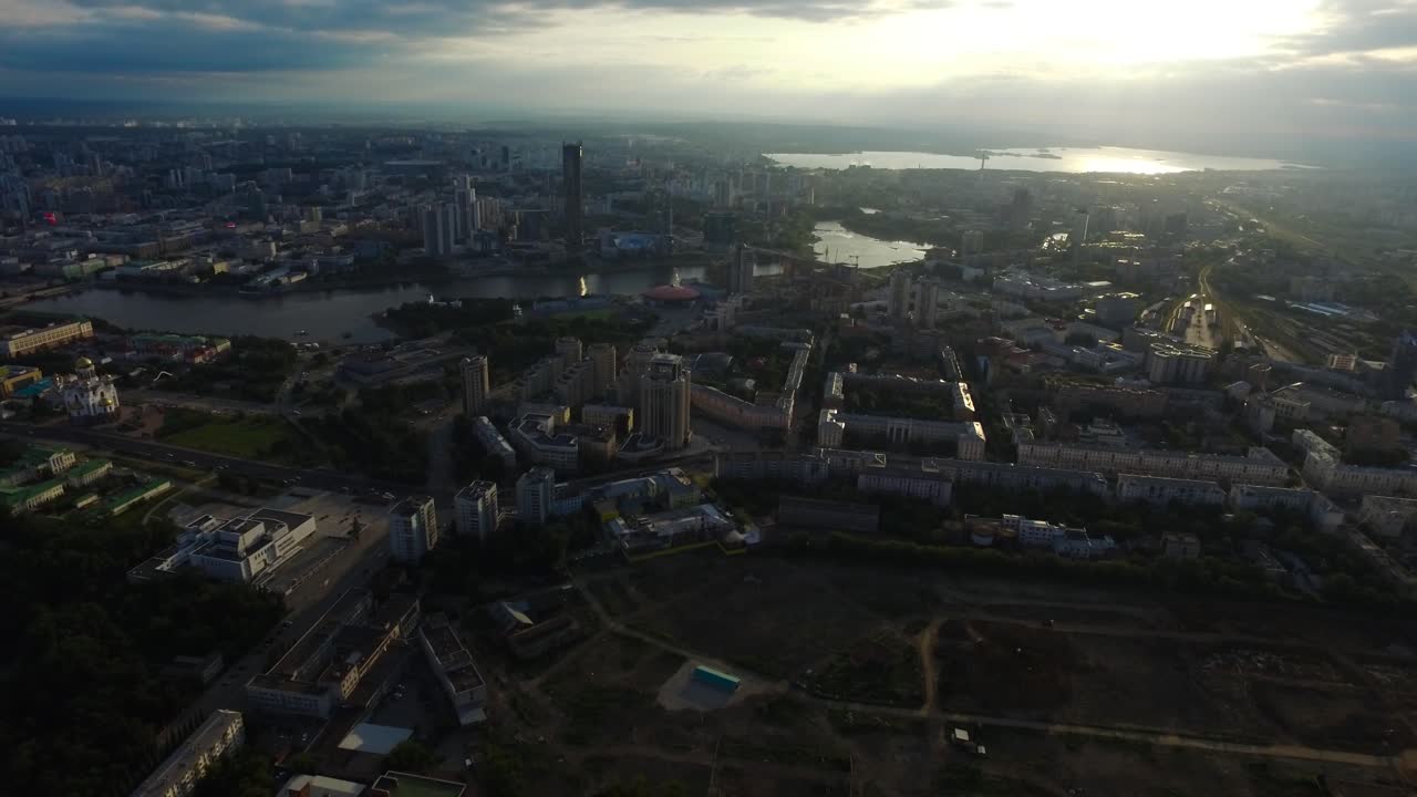 vista aérea del paisaje urbano al amanecer o al atardecer