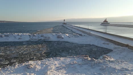 icebergs formaciones de hielo en canal park, duluth minnesota invierno