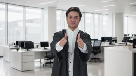 abogado indio feliz mostrando los pulgares hacia arriba