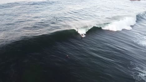 Drone-Pan-Videografía-Aérea-Toma-De-Surfista-Atrapando-Olas-Barril-De-Arrecife-Costa-Central-Nsw-Australia-3840x2160-4k