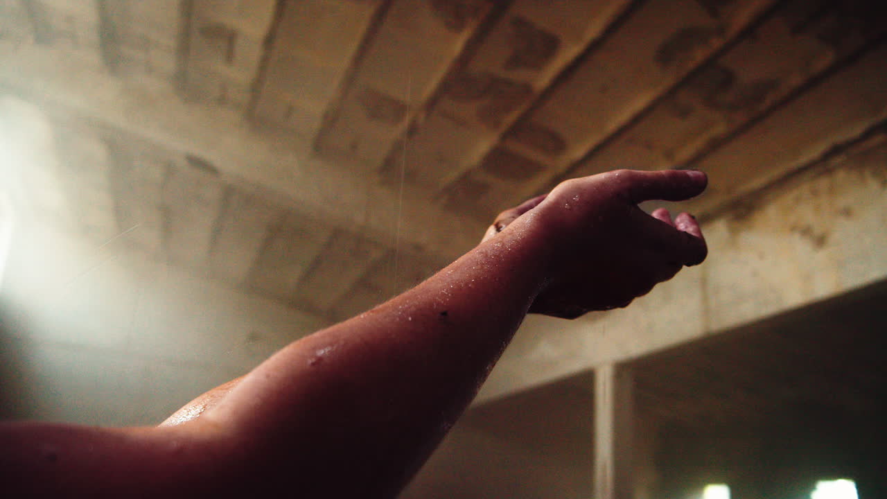 manos atrapando agua en las palmas de las manos